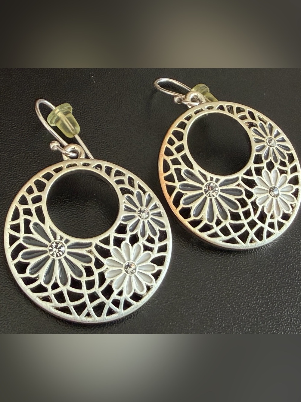 SILVER TONE ENAMEL DAISY FLOWER OPENWORK LACE DANGLE EARRINGS